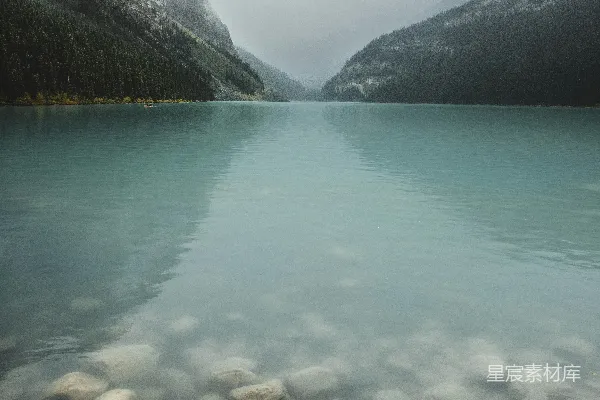 高清摄影 背景中有山的一片水域