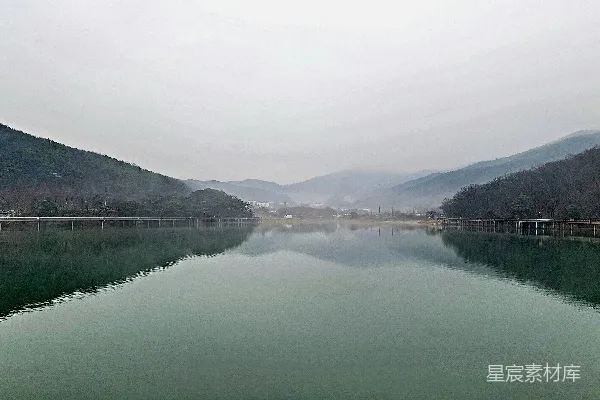高清摄影 一片被山环绕的大片水域