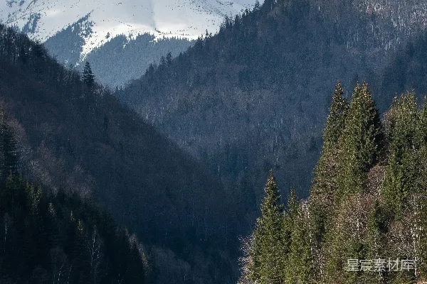 高清摄影 一片被山脉环绕的大片水域