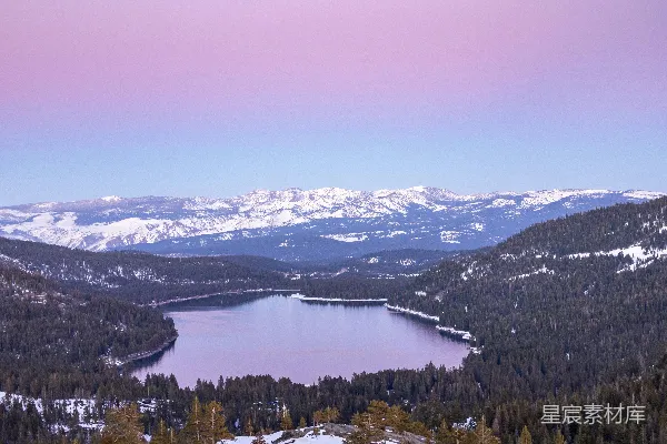 高清摄影 一片被雪山环绕的湖泊的景象