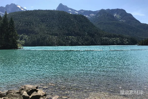 高清摄影 白天山脚下平静的水域