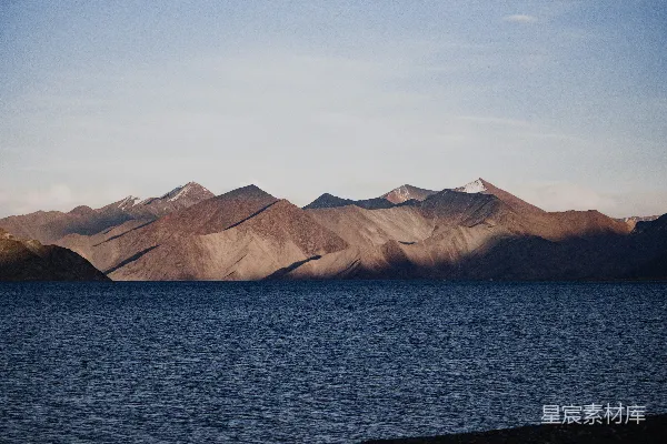 高清摄影 背景中有山的湖泊景色