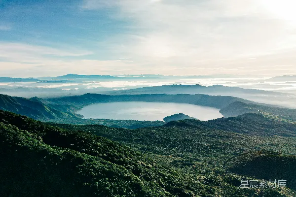 高清摄影 远处有一片山水的风景图