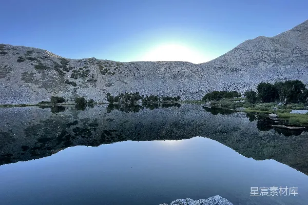 高清摄影 夕阳落下山间湖泊之上