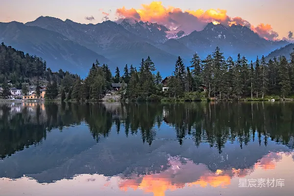高清摄影 白天树木环绕的湖和山旁