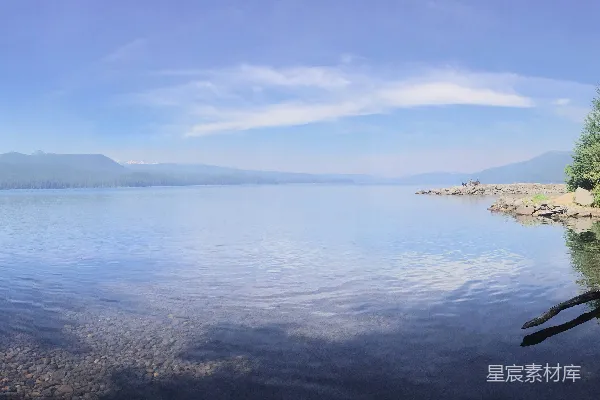 高清摄影 蓝天白云下平静的蓝海看山