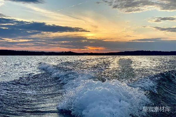 高清摄影 夕阳下海浪拍打在海岸上