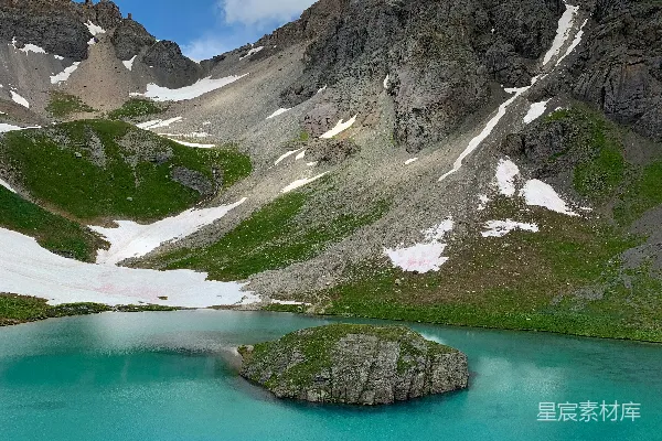 高清摄影 山 near 水体 under 云天