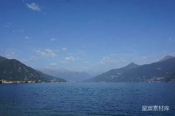 高清摄影 背景中有山的水域