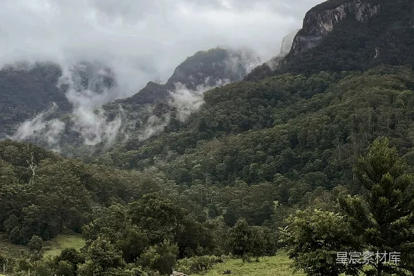 高清摄影 白天绿草.fields 间山树木白云之下