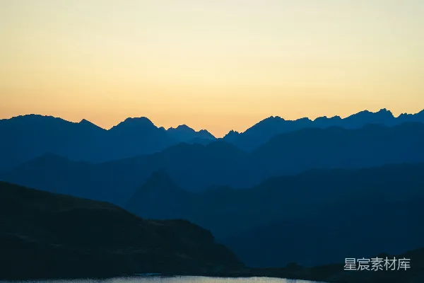 高清摄影 一片被山环绕的大水域