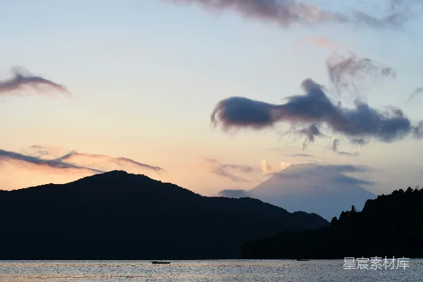 高清摄影 白天山脚下平静的水域