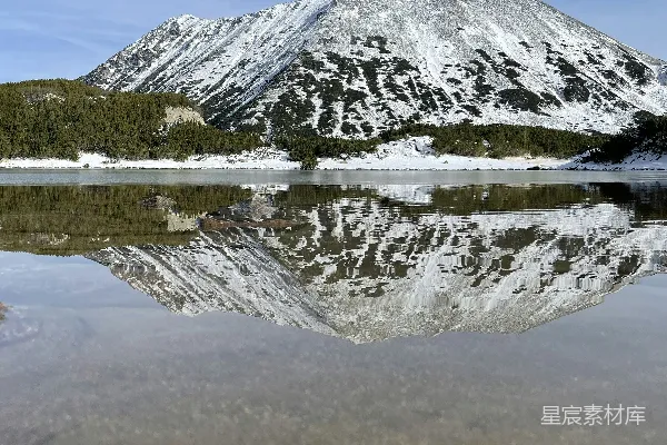 高清摄影 山映在湖面的一池静水之中