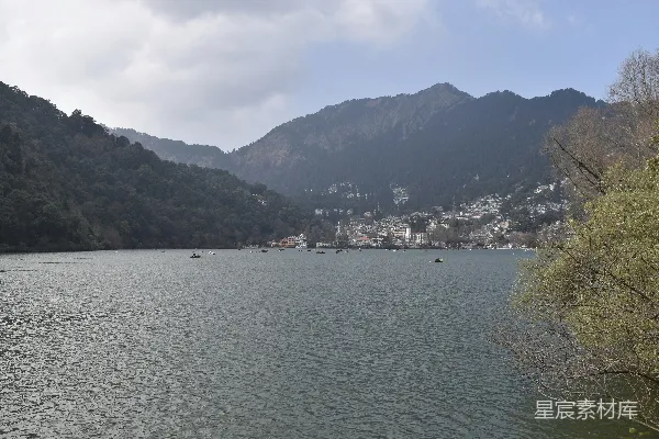 高清摄影 一片被山峦环绕的大片水域