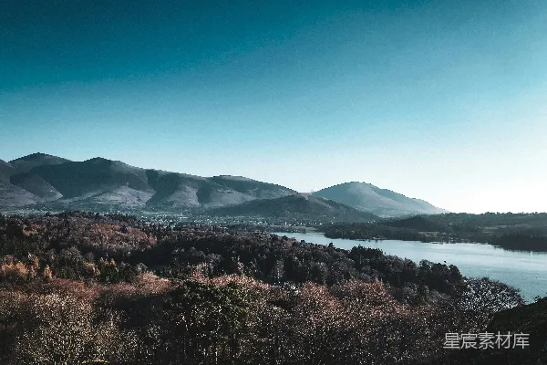 高清摄影 山间环绕的一处湖景