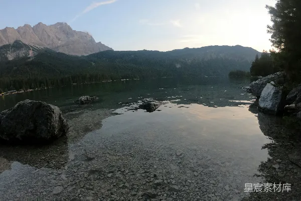 高清摄影 环绕着山和岩石的一片水域
