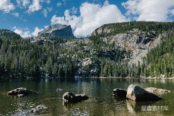 高清摄影 有山有树的湖