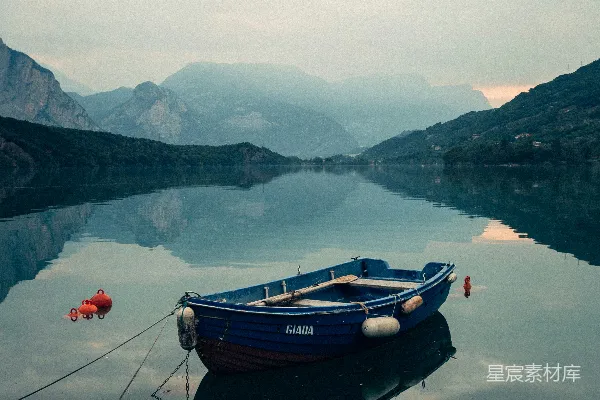 高清摄影 棕色的船停泊在靠近山峦的湖边，在白天。