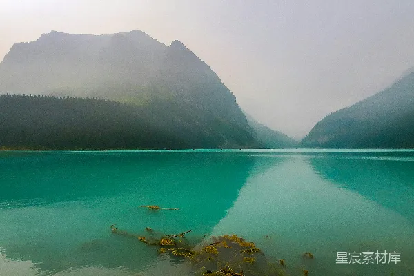 高清摄影 白天绿山傍水间