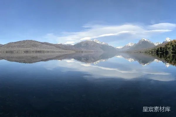 高清摄影 山间湖泊，蓝天映照下