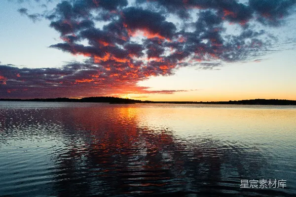 高清摄影 夕阳落在一片平静的湖上