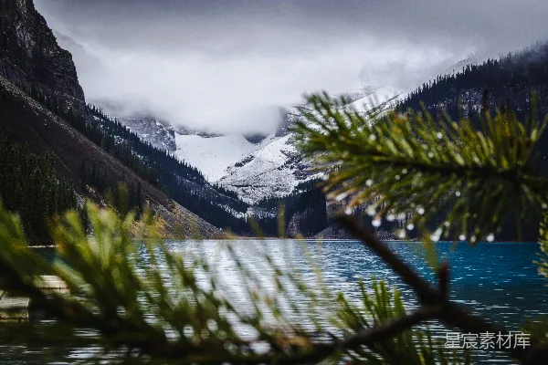 高清摄影 前景中一座山脉的风景