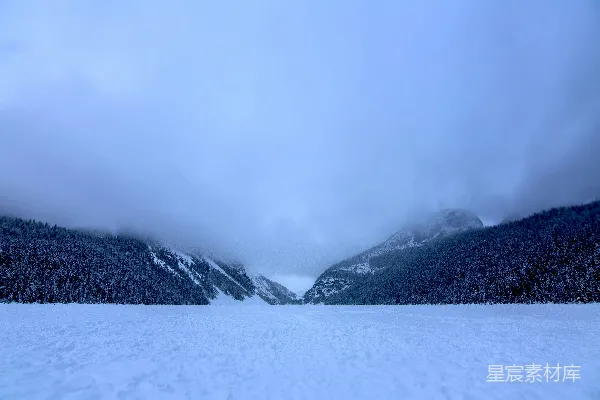 高清摄影 背景是山的一片雪覆盖的田野