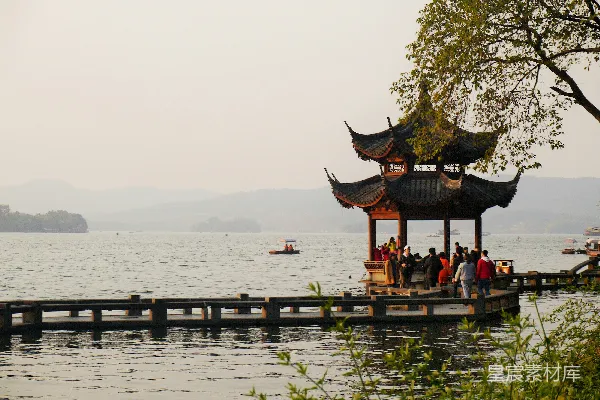 高清摄影 棕木码头上白天人们的场景