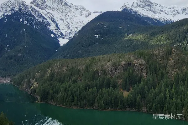 高清摄影 被山环绕的湖泊