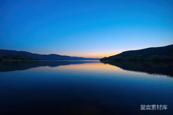 高清摄影 背景中有山的水域