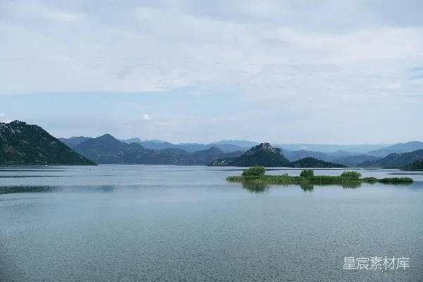 高清摄影 环绕着山脉的大片水域