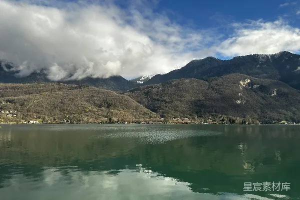 高清摄影 背景中有山的水域