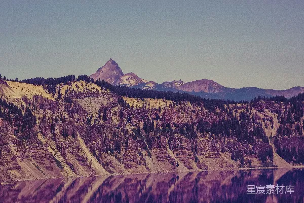 高清摄影 前景有一片湖泊的山脉景色
