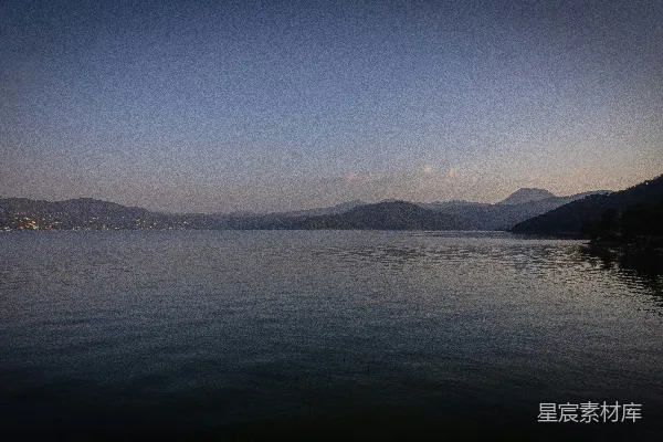 高清摄影 晴空中远处山峦下的宁静湖泊
