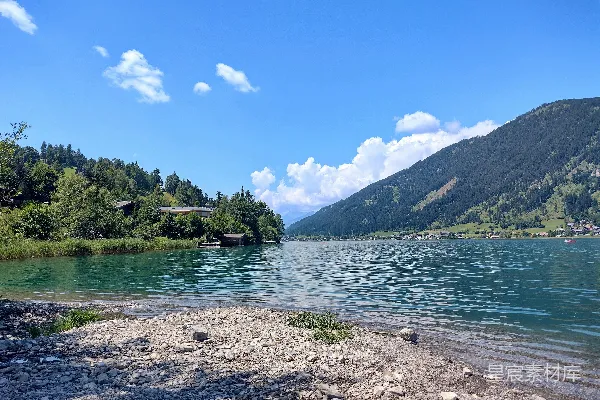 高清摄影 背景中有山的水域