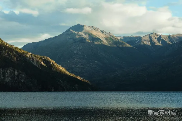 高清摄影 一片被山脉环绕的大片水域