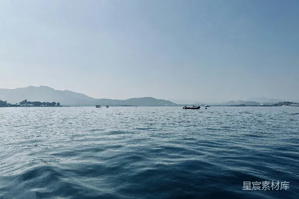 高清摄影 水面漂浮着船只的一片水域