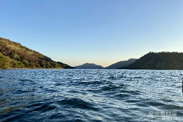 高清摄影 背景中有山的水域