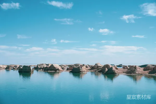 高清摄影 环绕着岩石的大片水域