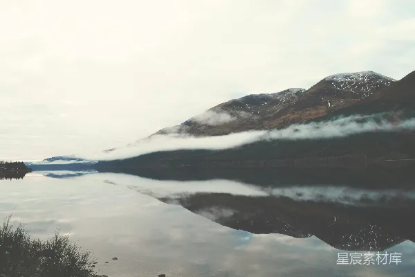高清摄影 背景中有山的水域
