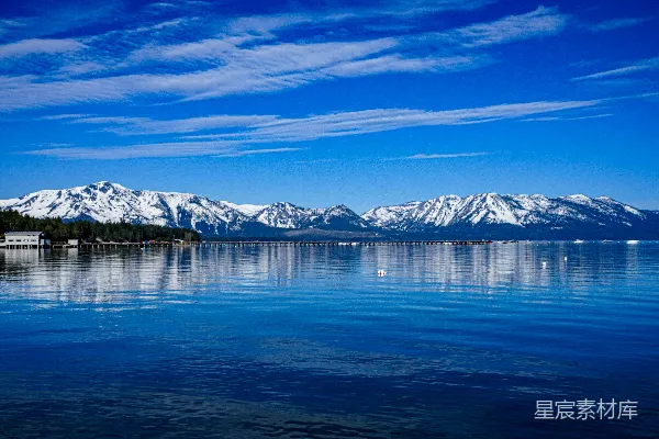 高清摄影 背景中有山的水域