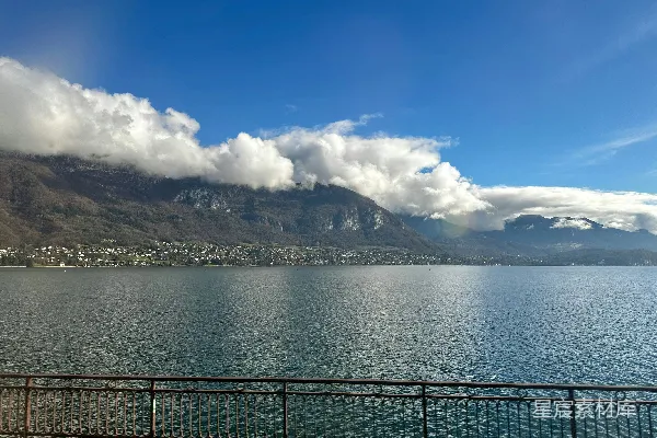 高清摄影 背景中有许多山的大片水域