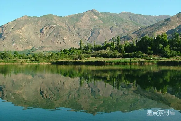 高清摄影 背景中有许多山的大型水域
