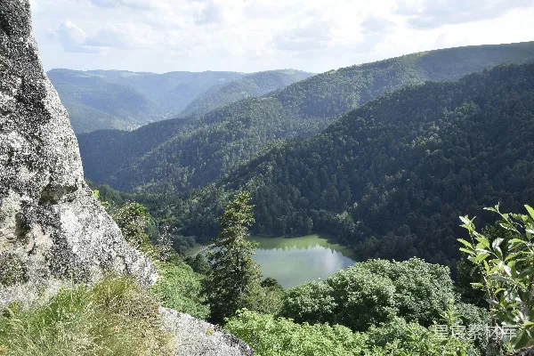 高清摄影 被山环绕的湖泊