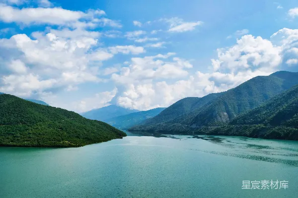 高清摄影 背景中有山的水域