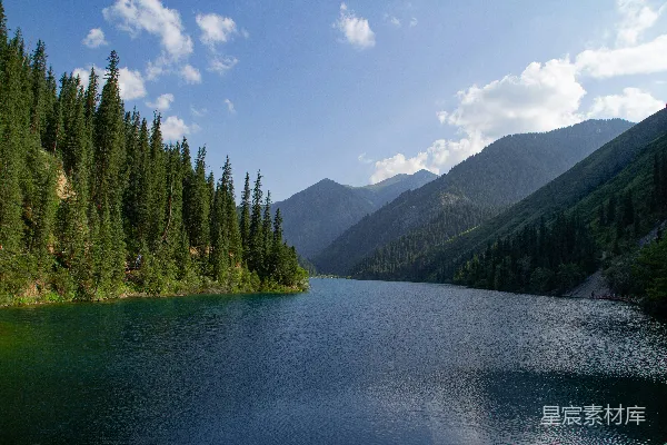 高清摄影 一座湖周围环绕着山和树木。
