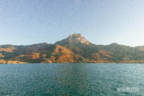高清摄影 背景中有许多山的一片水域