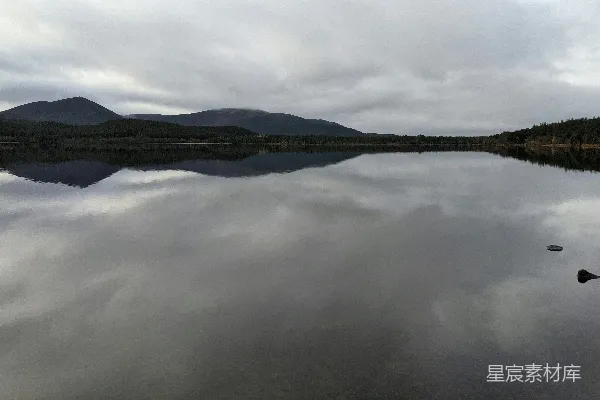 高清摄影 一片被山环绕的大片水域