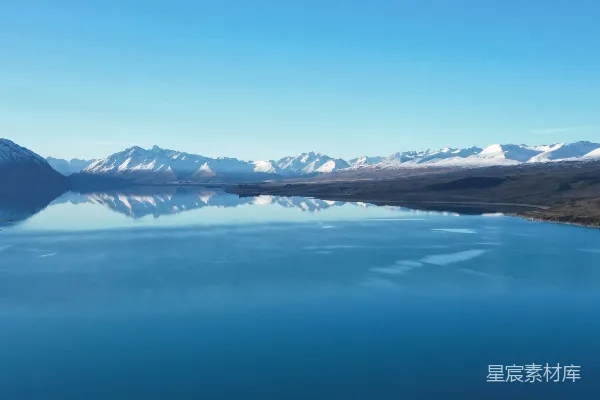 高清摄影 一片被山脉环绕的大片水域