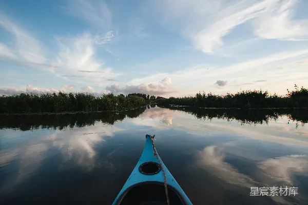 高清摄影 kayak上看的平静湖泊的一幅画面